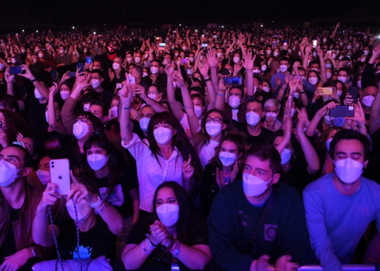 5.000 de oameni au participat la un concert rock în Barcelona, în plină pandemie. Foto: Profimedia Images