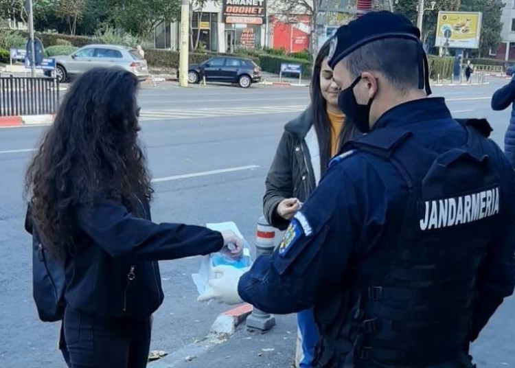 Jandarmii GJM Tomis au împărțit și măști de protecție. nu numai amenzi. FOTO GJM Tomis