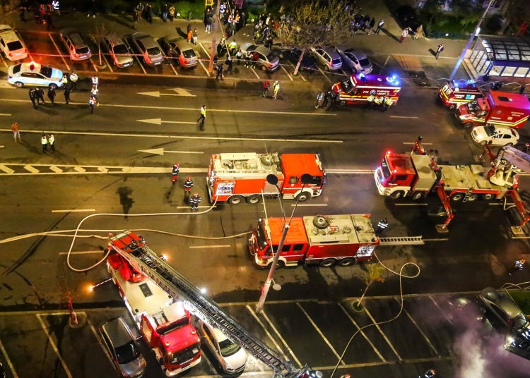La locul incendiului s-au deplasat mai multe autospeciale de pompieri. FOTO ISU București Ilfov