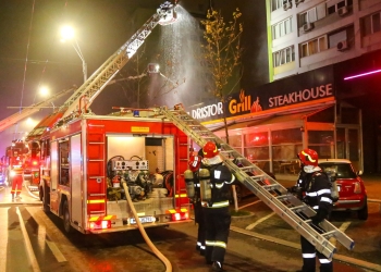 La locul incendiului s-au deplasat mai multe autospeciale de pompieri. FOTO ISU București Ilfov