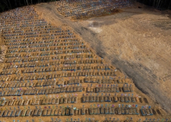 Sute de morminte proaspăt săpate pentru morții de Covid, în Brazilia FOTO: Profimedia Images