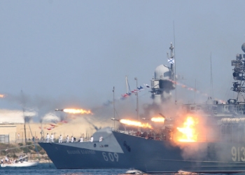 Paradă a navelor militare ruseşti din flota Mării Negre, 2020. Foto: Profimedia Images