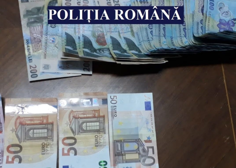 Polițiștii au găsit o sumă de bani în urma perchezițiilor. FOTO IPJ Constanța