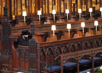 Regina Elisabeta a II-a stă singură, din cauza regulilor din pandemie, în timpul slujbei religioase din capela St. George, la funeraliile soțului ei, prințul Philip Foto: Guliver/GettyImagesDESCHIDE GALERIA FOTO