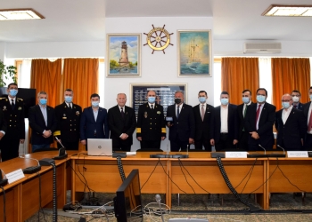 Contraamiralul Mihai Panait  împreună cu Comisia de Apărare, ordine publică și
siguranță națională din Camera Deputaților. FOTO SMFN