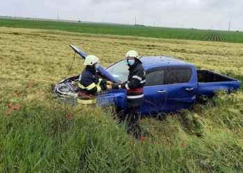 Mașina scăpată de sub control s-a răsturnat pe câmp. FOTO ISU Ialomița
