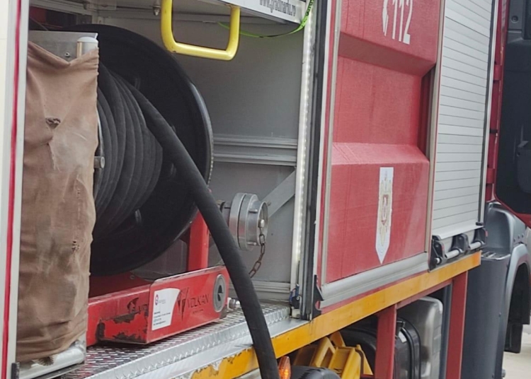 Pompierii au intervenit pentru stingerea incendiului