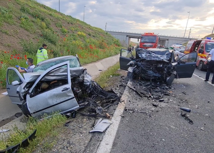 Impactul între cele două mașini a fost violent. FOTO FP