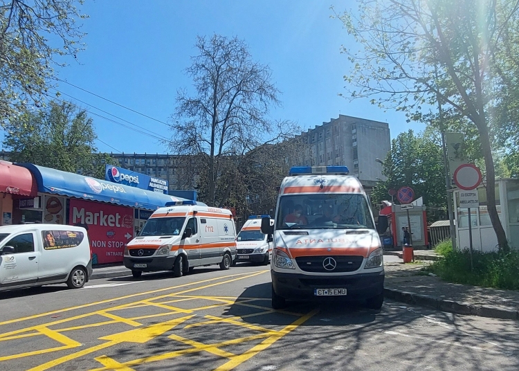 Ambulanțe în fața Spitalului Județean Constanța. FOTO Cătălin SCHIPOR