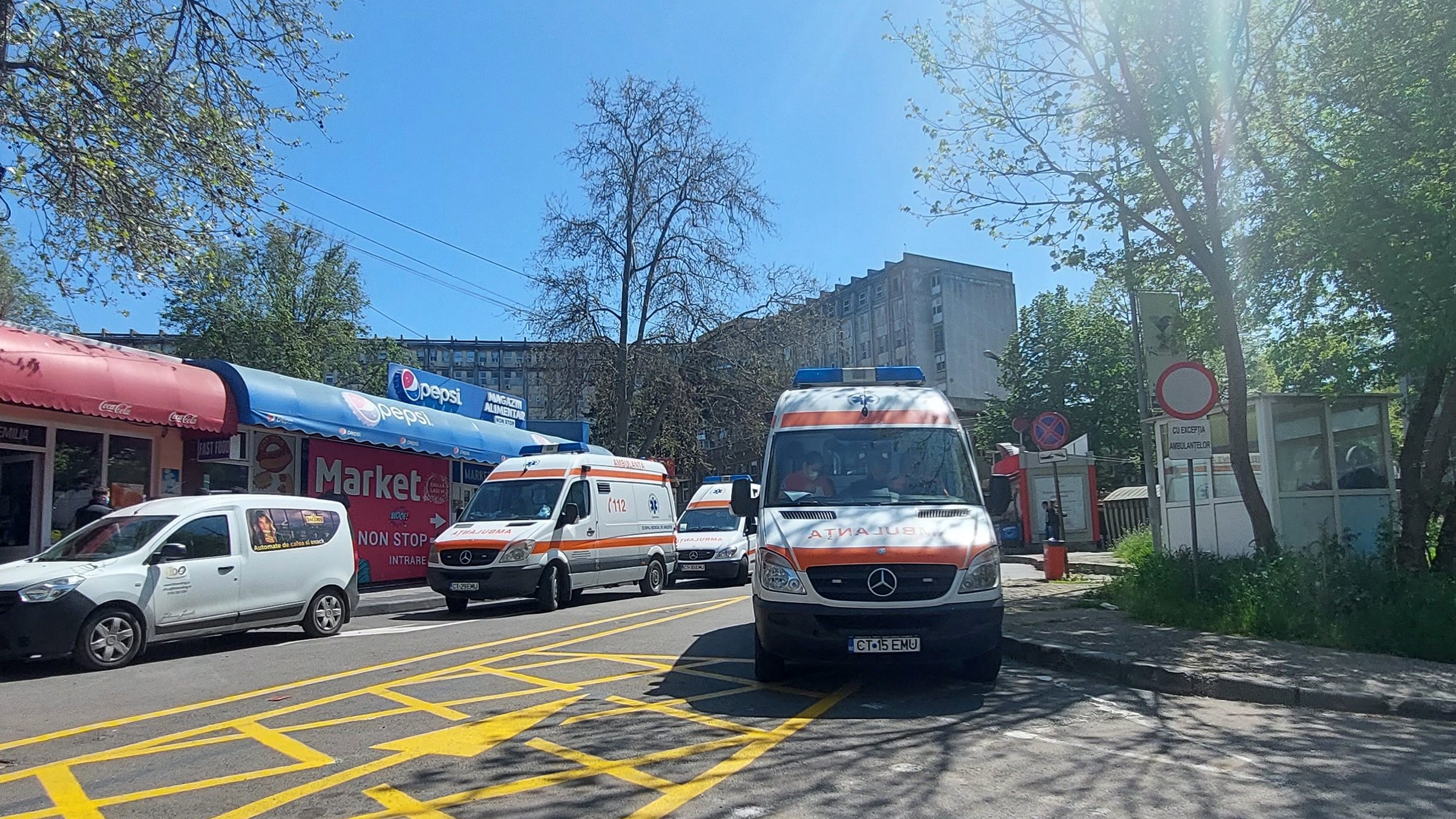 Ambulanțe în fața Spitalului Județean Constanța. FOTO Cătălin SCHIPOR
