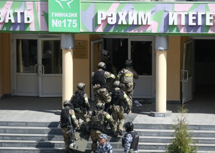 Ofițeri FSB pătrund în școala din Kazan în care s-a petrecut atacul armat. Unul dintre atacatori ar fi luat ostatici. Foto: Profimedia Images