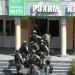 Ofițeri FSB pătrund în școala din Kazan în care s-a petrecut atacul armat. Unul dintre atacatori ar fi luat ostatici. Foto: Profimedia Images
