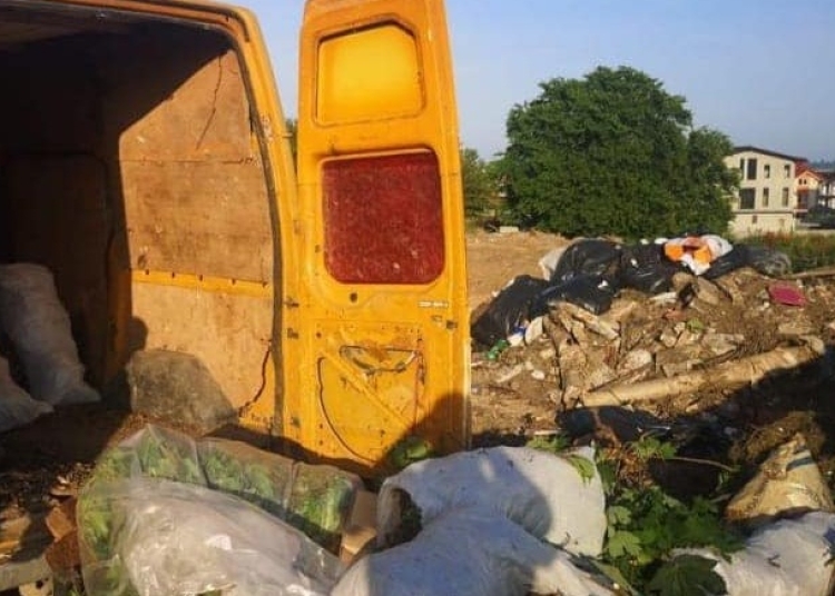 Șoferul autoutilitarei a fost surprins descărcând deșeuri. FOTO Garda de Mediu