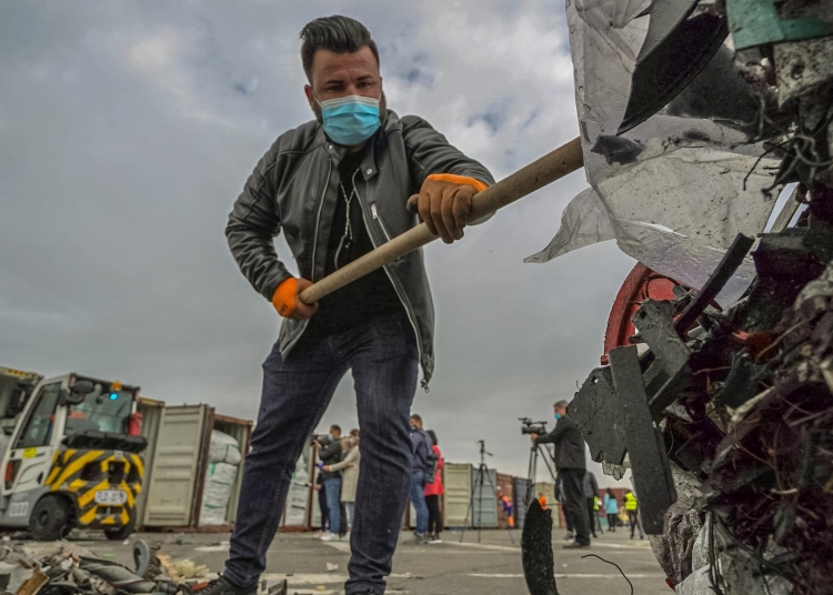 Containerele cu deșeuri sunt verificate pe rând. FOTO Cătălin SCHIPOR