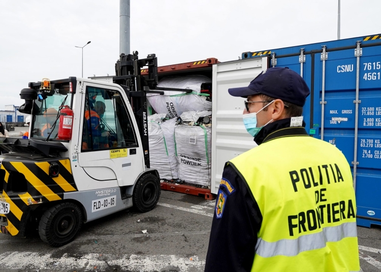 Containerele cu deșeuri sunt verificate pe rând. FOTO Cătălin SCHIPOR