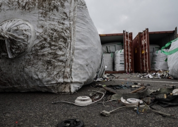 Containerele cu deșeuri sunt verificate pe rând. FOTO Cătălin SCHIPOR