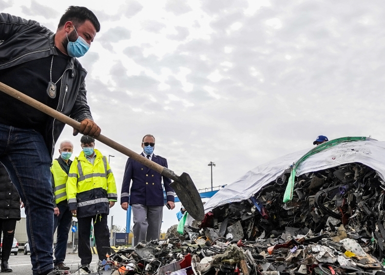 Containerele cu deșeuri sunt verificate pe rând. FOTO Cătălin SCHIPOR