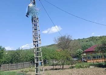 Un bărbat a murit după ce s-a electrocutat pe un stâlp. FOTO SAJ Constanța