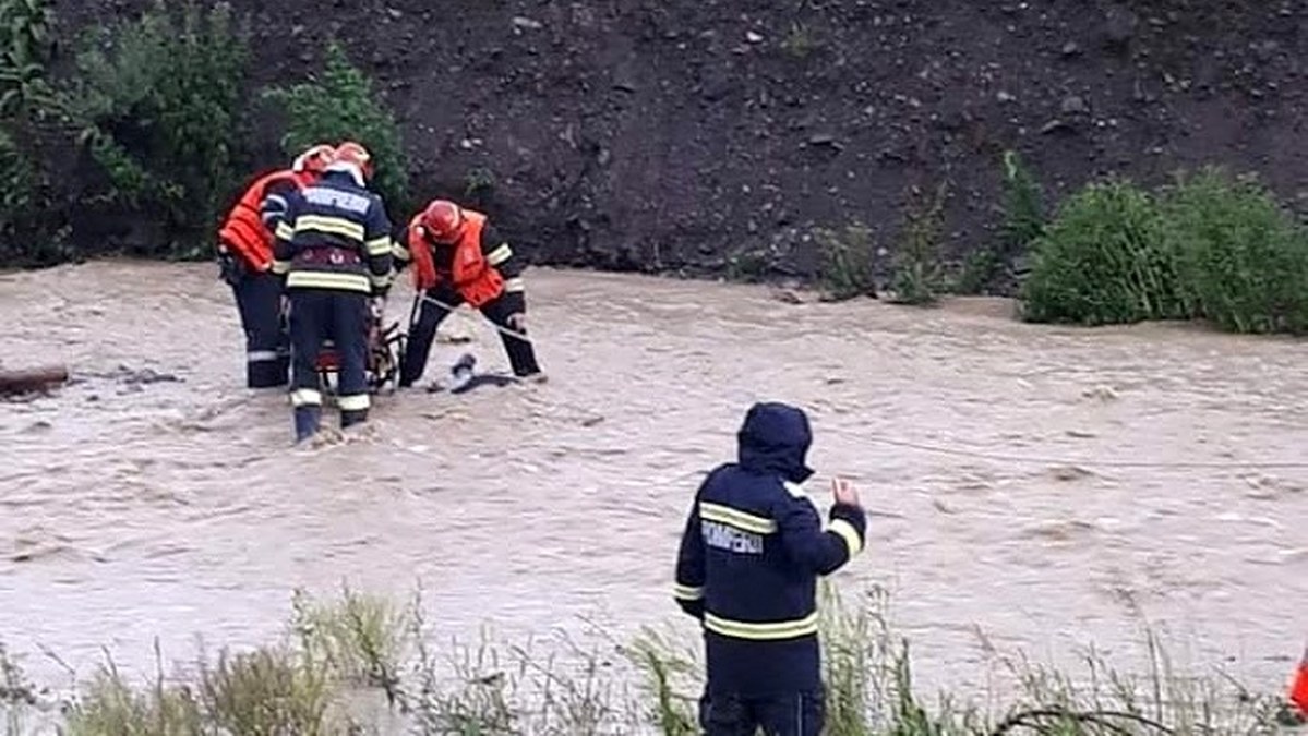 Pompierii au recuperat trupul bărbatului luat de ape. FOTO ISU Neamț
