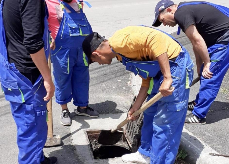 Se curăță receptorii pluviali înainte de ploaie. FOTO Primăria Constanța