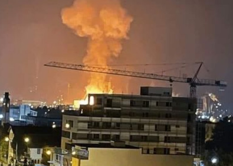Explozie urmată de incendiu, în noaptea de 6 spre 7 iulie 2021, la Combinatul chimic Azomureș, la o secție de amoniac Foto: Monai Peter Levente