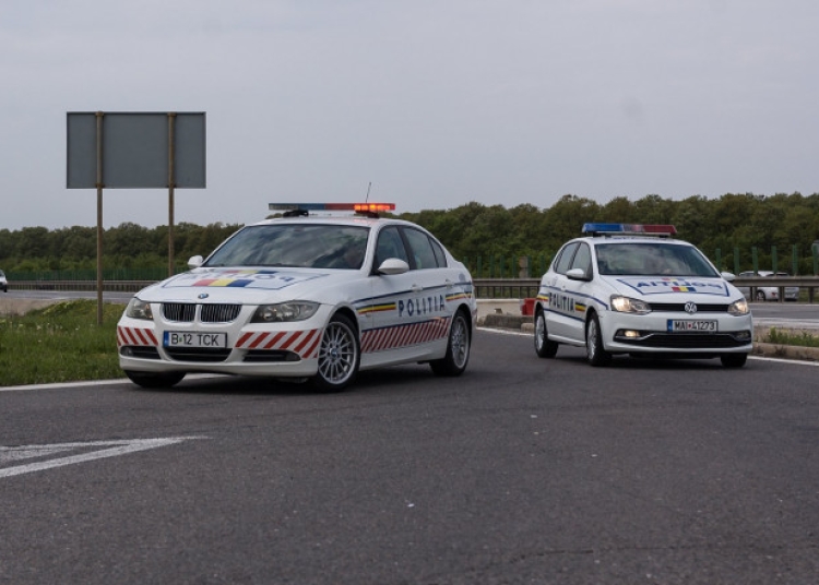 Mașini de poliție pe autostradă