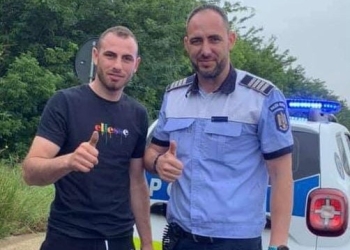 Polițistul Cătălin Paraschiv a fost rugat să facă o poză cu cel pe care l-a ajutat reparându-i mașina