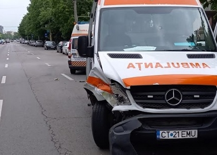 Ambulanța a fost accidentată în trafic. FOTO SAJ Constanța