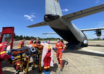 Persoana rănită a fot preluată de echipajul militar. FOTO MAPN