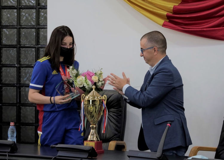 Amalia Niță, felicitată de primarul Ștefan Ilie. FOTO Primăria Tulcea