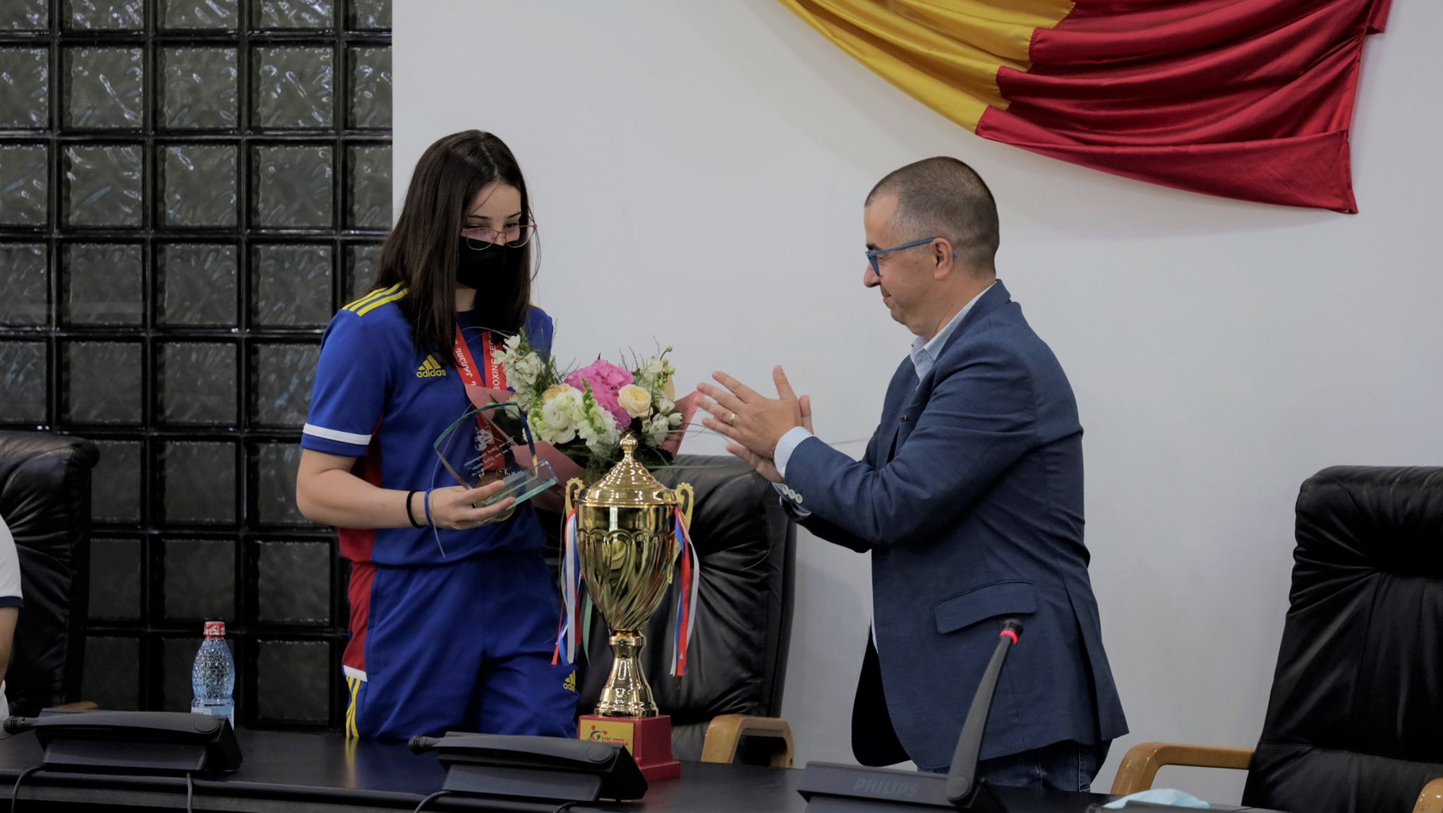 Amalia Niță, felicitată de primarul Ștefan Ilie. FOTO Primăria Tulcea