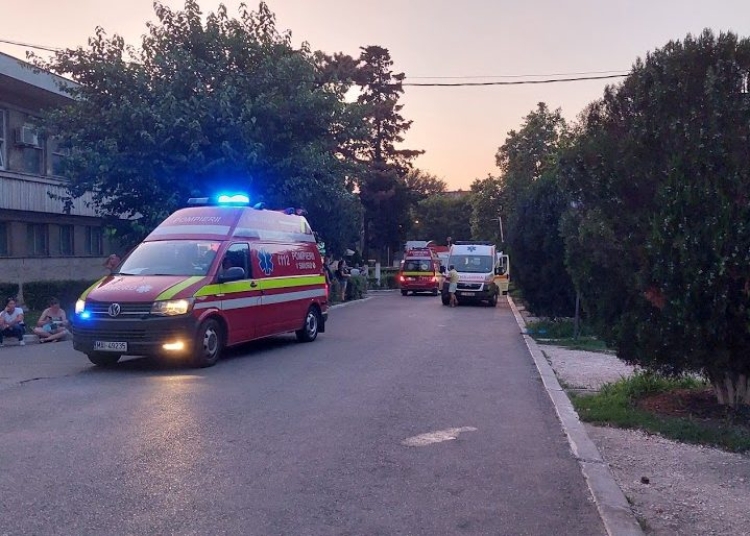 Echipaje medicale ale SMURD și SAJ în curtea Spitalului Județean Constanța. FOTO Cătălin SCHIPOR