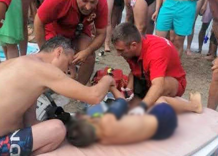 Copilul salvat de la înec a fost preluat de echipajul SMURD. FOTO Focus Press