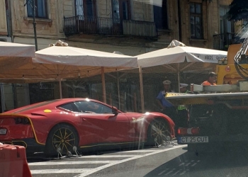 Mașina Ferrari le-a făcut cu ochiul polițiștilor locali. FOTO Facebook/FocusPress