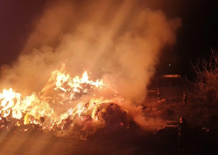 Incendiu puternic de furaje