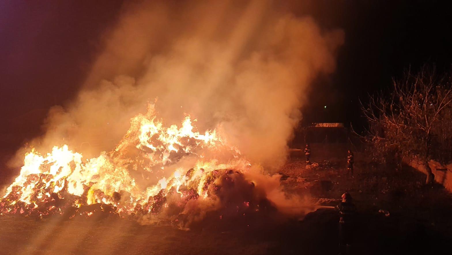 Incendiu puternic de furaje. FOTO ISU Delta Tulcea
