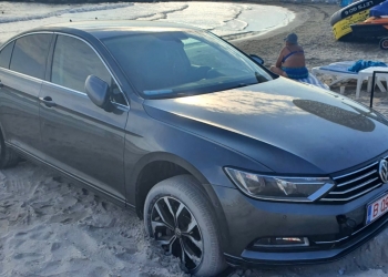 Mașina împotmolită a fost abandonată pe plajă. FOTO FP