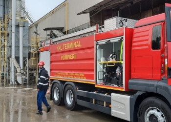 Echipajele de pompieri ale Oil Terminal au intervenit la incendiu. FOTO Oil Terminal