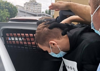 Suspectul crimei din Corbu, Denis Mustafa, escortat de mascați. FOTO Loredana MIHAI