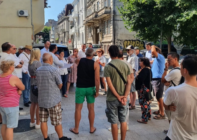Discuții cu locuitorii din Peninsulă. FOTO Facebook