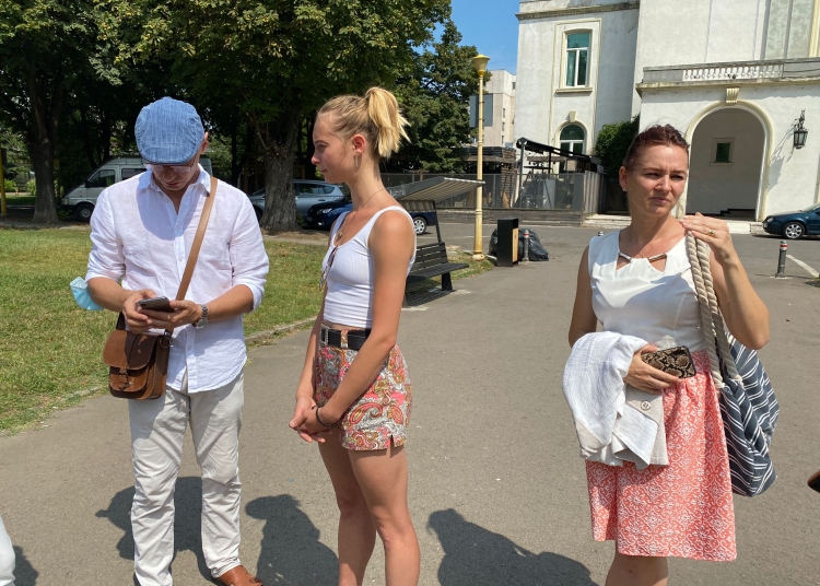 Balerinii de la Oleg Danovski și-au strigat nemulțumirile în fața  teatrului