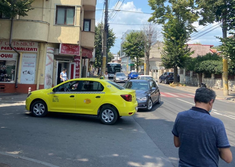 Accident rutier pe strada Mihai Viteazu intersecție cu Constantin Brătescu. FOTO Cătălin SCHIPOR