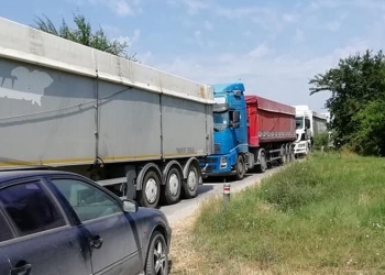 Camioanele cu cereale au blocat circulația. FOTO Facebook
