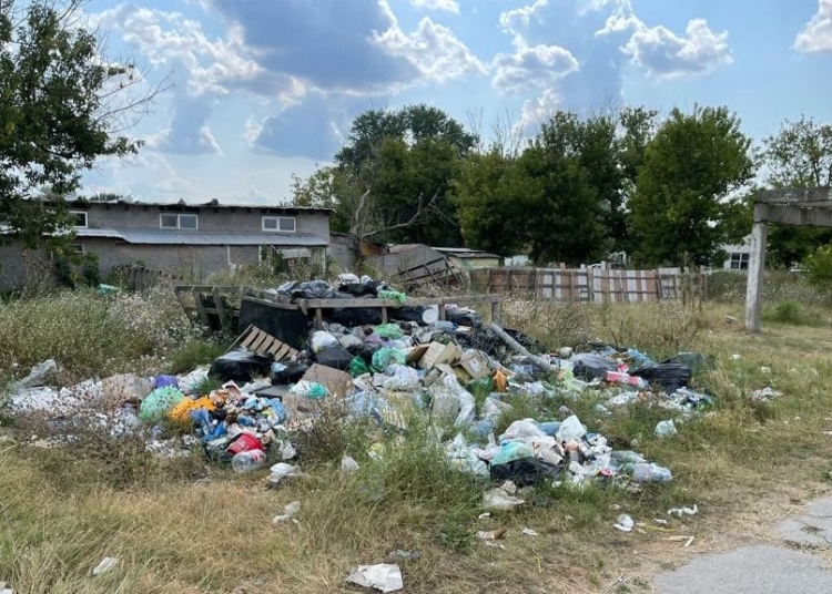 Munți de gunoaie în Tabăra Năvodari. FOTO Primăria Năvodari
