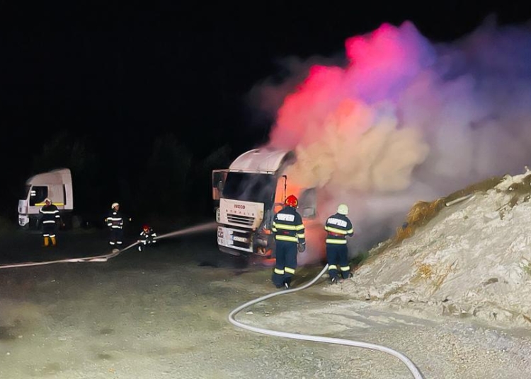 Pompierii au intervenit pentru a stinge incendiul izbucnit la autocamion. FOTO ISU Ialomița