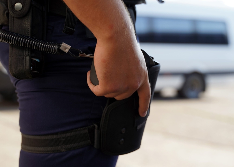 Polițist înarmat. FOTO Cătălin SCHIPOR