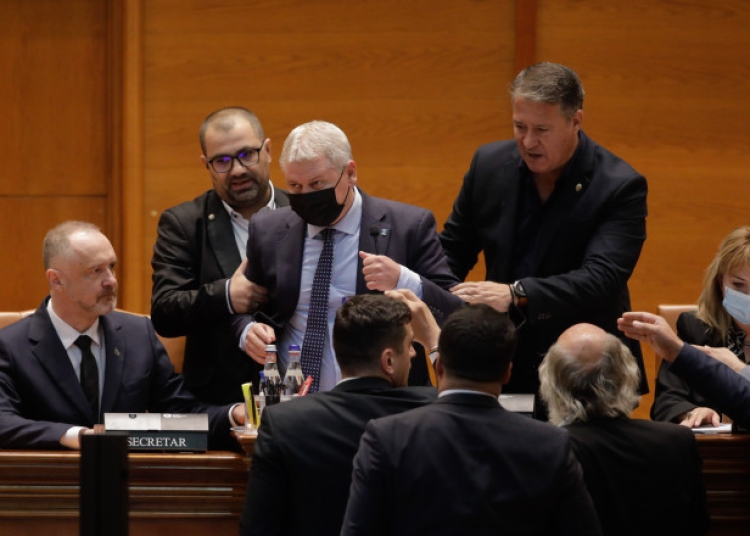 Florin Roman (PNL) a fost evacuat cu forța din sală, după ce a sabotat ședința. SUrsa foto: Realitatea