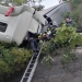Autotrenul a rămas suspendat deasupra căii ferate. FOTO CFR Călători