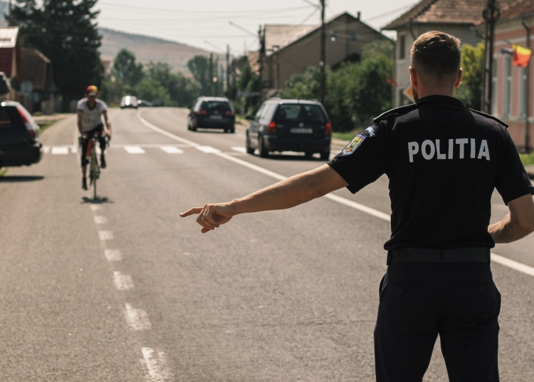 Polițist în mediul rural. FOTO Poliția Română