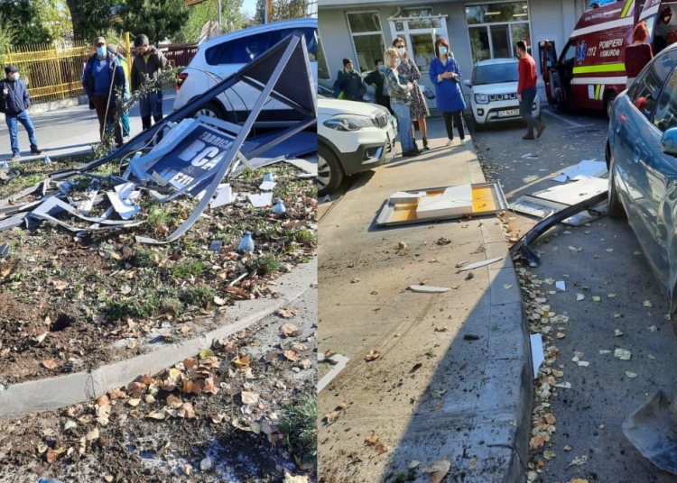 Panoul lovit de mașină a căzut peste un pieton. FOTO ISU Dobrogea